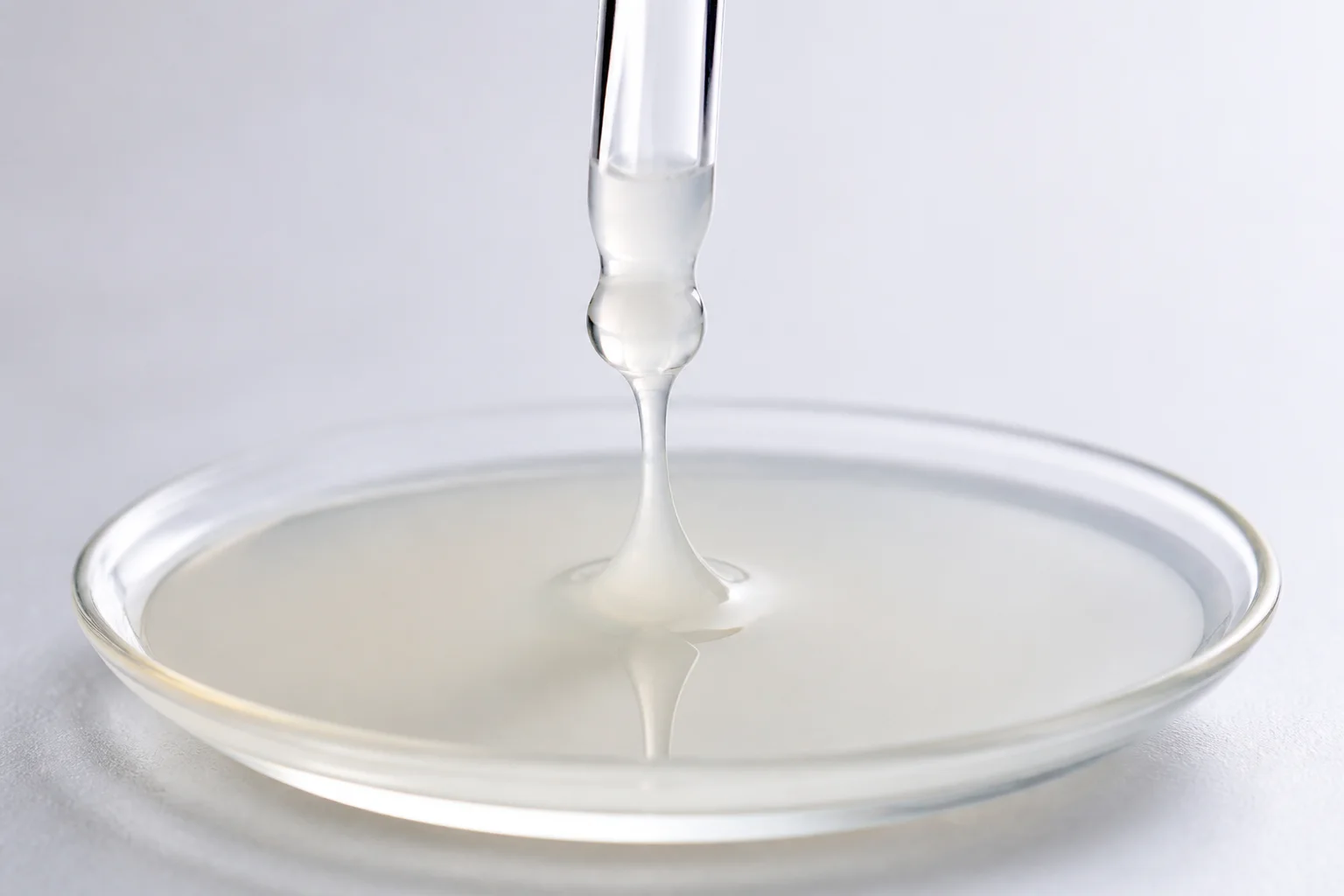 צילום מאקרו של חומר הגלם Water Soluble CBD Liquid בתצורה טיפוסית
