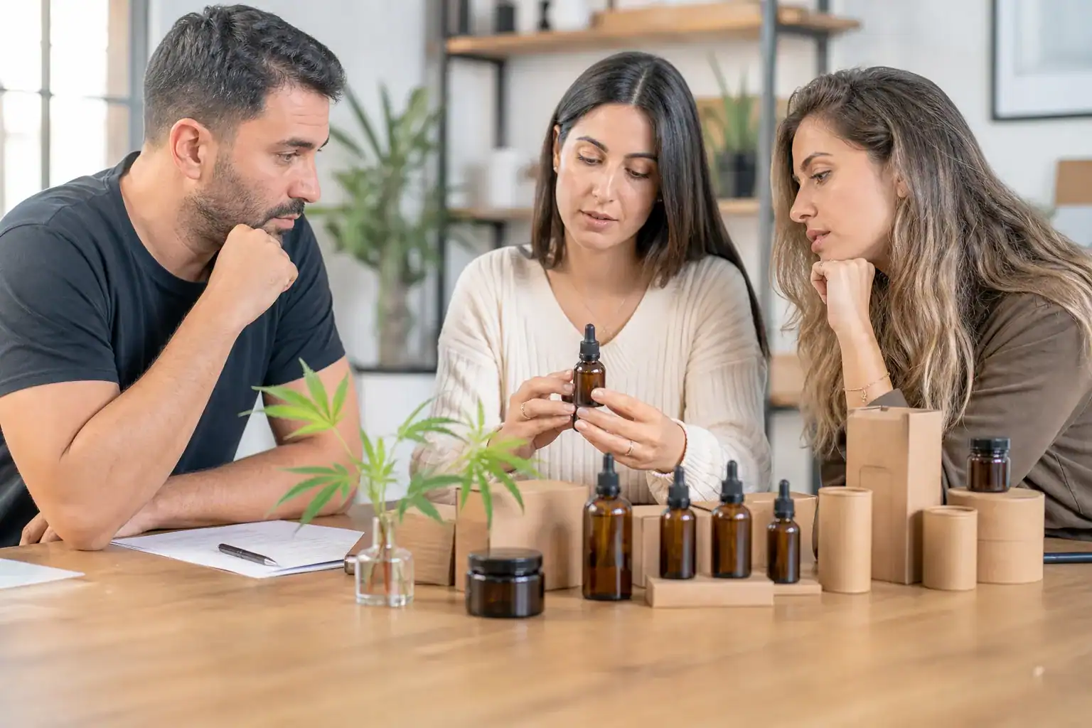 צוות פיתוח מוצר בוחן אב־טיפוס של מוצרי CBD ללא מיתוג